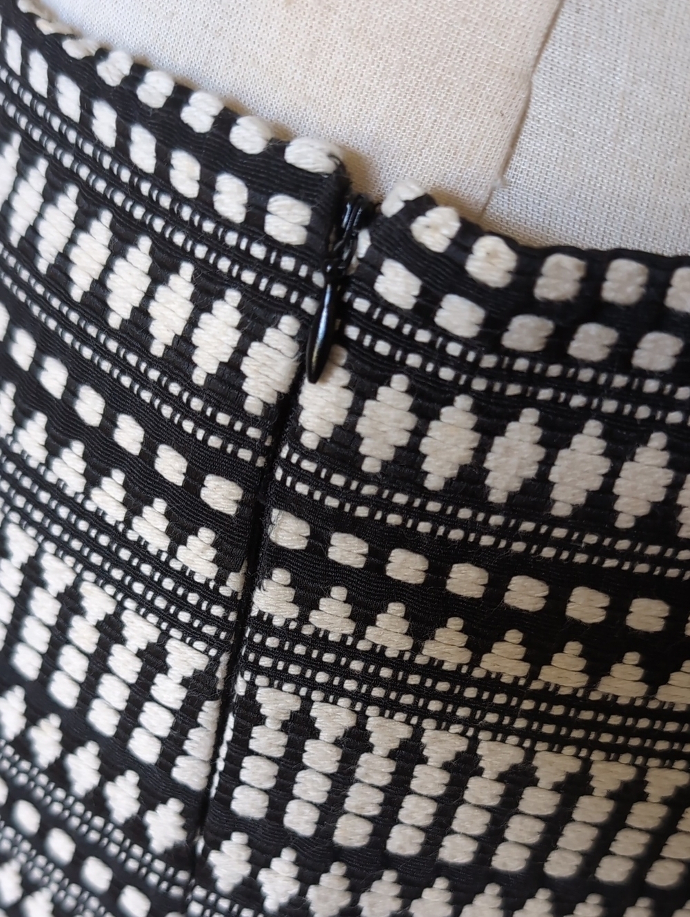 Chelsea & Theodore Geometric Jacquard Mini Skirt Size 2 Black Off-White Side Zip - Picture 7 of 12
